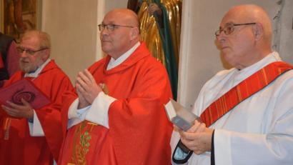 Bild: jr
Pfarrer Richard Meier (Mitte) führte am Donnerstag den Gebetstag um die Seligsprechung von Therese Neumann an. Mit am Altar standen Pfarrseelsorger Pater Benedikt Leitmayr (links) und Pater Karl Pemsl.