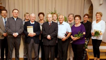 Bild: bkr
Seit mindestens 40 Jahren engagieren sich Maria Wörl, Volker Brandl, Helga Wolf, Josef Söllner, Inge Stich, Richard Prösl, Ilse Brandl, Rita Vetter, Elisabeth Daschner und Otti Schönfelder (von links) in der Kirchenmusik. Dafür dankt Bischof Rudolf Voderholzer mit Urkunden in Gold.
