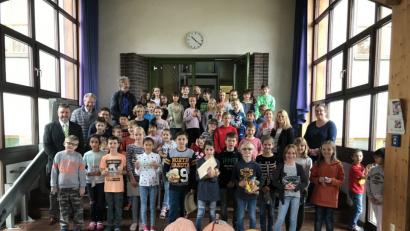 Bild: exb
Die beim Kürbis-Wettbewerb erfolgreichen Kinder mit Klaus Schuster (links), dahinter Robert Treml. Hinter den Kürbissen (von links) Sieger Christopher Huthmann, die zweitplatzierte Rosalia Huthmann und der dritte Sieger Lukas Wurm. In der zweiten Reihe (Zweite von rechts) Rektorin Karin Gleißner.