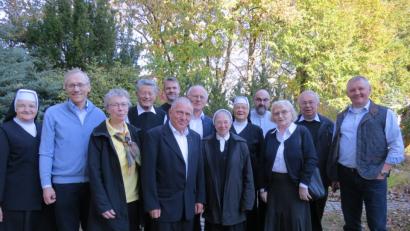 Bild: sck
Die Teilnehmer stellten sich zum Gruppenfoto: Von links Sr. M.Regina Waldmann, Krankenhausseelsorger I.R. Fritz Hilbert, Sr. MAria Eisend, Monisgnore Karl Ellmann (Mutterhausseelsorger), Pater Josef Schwemmer (vorne) Brunder Samuel Paulus (dahinter), Sr. Dietberga Kipfer, Sr. M. Anette Schwindl, Dompkapitular und Dekan Wolfgang Hörl, Sr. Ulrike Dimler, Pfarrer Hans Eisend, Pater Dieter Putzer.