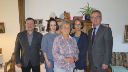 Bild: jzk
Bürgermeister Werner Nickl (rechts) und Stadtpfarrer Konrad Amschl (links) gratulierten Marianne Zaus (Bildmitte mit Tochter Doris und Enkeltochter Anja) zum 80. Geburtstag.