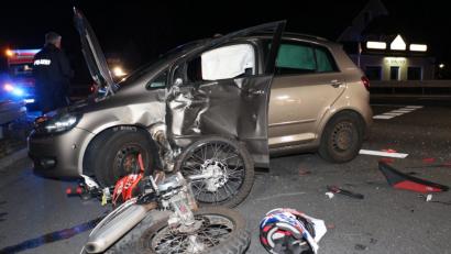 Bild: rpp
Glassplitter und Plastikteile liegen weitverstreut um den Golf und die Motocross-Maschine. Ihr 17-jähriger Fahrer und sein 16-jähriger Sozius erleiden bei dem Zusammenstoß bei Kastl schwere und mittelschwere Verletzungen.