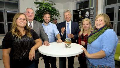 Bild: Hirsch
70 Jahre Kreisjugendring feierten die Vertreter der Jugendverbände mit den Ehrengästen bei der Herbstversammlung im Mehrgenerationenhaus in Wackersdorf.