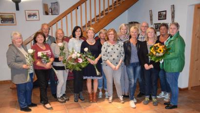 Bild: bö
Der Obst- und Gartenbauverein hat einen neuen Vorstand. Vorsitzende ist Hedwig Bauer (rechts). Sie löst Monika Edenharder (Sechste von links) ab.