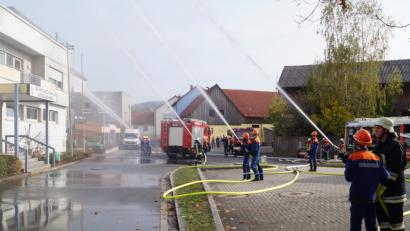 Bild: du
Gemeinsam bekämpfen die Jugendwehren aus Schirmitz, Bechtsrieth und Irchenrieth einen angenommenen Brand in der Grundschule Schirmitz.