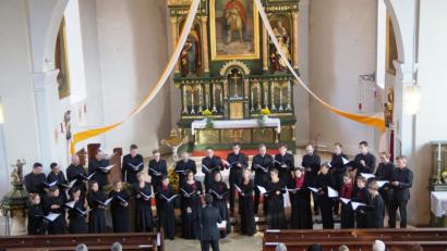 Bild: weu
Mit dem Chor „Cantabile“ aus Regensburg ist es dem Förderverein für Kirchenmusik wieder gelungen, ein international renommiertes Ensemble nach Schönsee zu bringen.