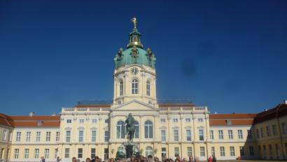 Bild: rgl
Die Frauenbund-Gruppe besichtigt in Berlin unter anderem den Ehrenhof von Schloss Charlottenburg.
