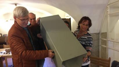 Bild: exb
Dr. Thomas Hesse, Diakon Fritz Lieb und Inge Zatschka vom Wahlausschuss der Kirchengemeinde Waldsassen leeren die Wahlurne. Viele Wähler haben ihre Stimme allerdings bereits vor dem Wahltag per Briefwahl abgegeben.