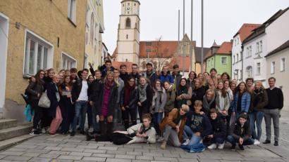 Bild: bnr
23 Schüler aus Dänemark verbringen eine Woche in Nabburg. Bei einem Besuch im Rathaus stellte Dritte Bürgermeisterin Heidi Eckl die Schulstadt vor.