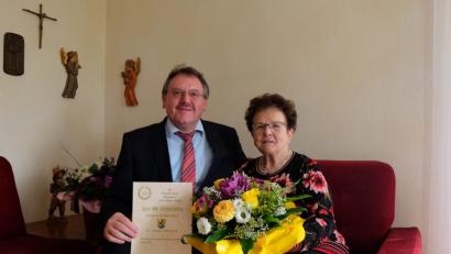 Bild: Stefanie Gradl
Bürgermeister Hans-Martin Schertl überbringt der Jubilarin Meta Specht die Glückwünsche der Stadt Vilseck.