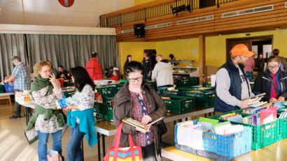 Bild: do
Bestens sortiert war es für die vielen Interessenten beim Bücherflohmarkt der Mutter-Kind-Gruppe im Speinsharter Gemeindezentrum leicht, in der Angebotsvielfalt das Richtige zu entdecken und preisgünstig zu erstehen.