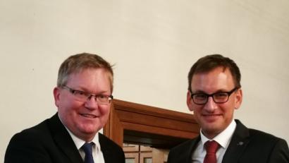 Bild: Andreas Ascherl
OB Michael Cerny (links) gratuliert dem neuen Amberger Stadtkämmerer Jens Wein (rechts) zur Wahl. Der 42-Jährige wird sein neues Amt zum 1. April 2019 antreten.
