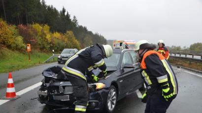 Bild: dob
Feuerwehrleute aus Leuchtenberg fingen sofort die auslaufenden Betriebsmittel in einer Ölwanne auf. Kreisbrandmeister Christian Demleitner (rechts) war ebenfalls am Einsatzort.