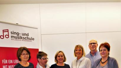 Bild: wbe
Blumen für die ausscheidenden Vorstandsmitglieder (von links): Birgit Forster-Rösel (Zweite Vorsitzende), Rosi Spies, Morena Frieser, Elke Geck-Neidl (Erste Vorsitzende), Schulleiter Steffen Weber und Tanja Schleicher.