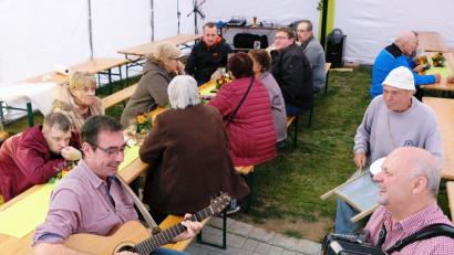 Bild: do
Die "Vorbacher Musikanten" unterhalten die Besucher beim "Einjährigen" des Dorfladens.