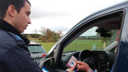 Bild: stg
Leider nicht nur den Flyer zur Aktion „Houst a Hirn, lousd as Handy lieng!” bekommt der Fahrer von Polizeimeister Link überreicht, sondern auch noch die Bestätigung, dass er 100 Euro los ist und einen Punkt in der Verkehrssünderdatei „gewinnt“.