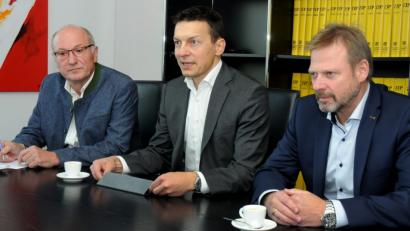 Bild: Stephan Huber
Über die Entwicklung für das Fernwärmenetz in Kemnath am Buchberg informieren Restrukturierungsvorstand Jochen Zaremba (Mitte) sowie die Vertreter der bisherigen Betreiber, Vorstandsvorsitzender Alwin Märkl (rechts) und Aufsichtsratsvorsitzender Wolfgang Gebhardt.