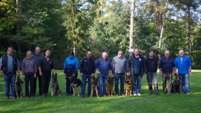 Bild: ksi
Zahlreiche Teilnehmer stellten sich der Herbstprüfung. Unser Bild zeigt von links Ulrich Helgert, Prüfungsleiterin Heike Roidl, Peter Gmelch, Milan Cerny, Ludwig Weigl, Josef Meier, Franz Waltl, Leistungsrichter Bernhard Prem, Übungswart Alfred Jäger, Georg Nürnberger und Vorsitzenden Franz Gulz.