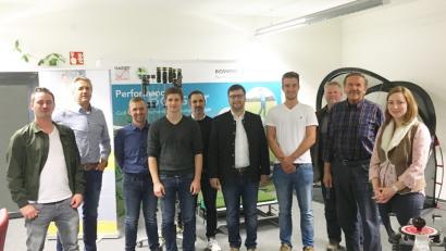 Bild: exb
Die Bioswing-Geschäftsführern Eduard (Zweiter von rechts) und Alexander Haider (Zweiter von links) führen die Wirtschaftsjunioren durch ihren Betrieb.
