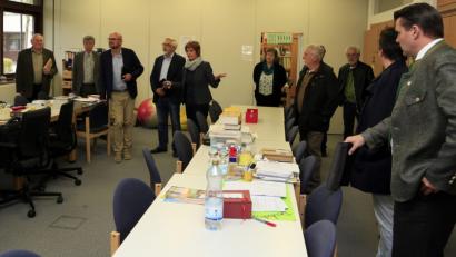 Bild: ch
Schulleiterin Petra Weindl (Fünfte von links) zeigt Landrat Thomas Ebeling (rechts) und dem Kreis-Schulausschuss das Lehrerzimmer des Regental-Gymnasiums in Nittenau. Gut 50 Lehrer unterrichten an der Schule 573 Schüler.
