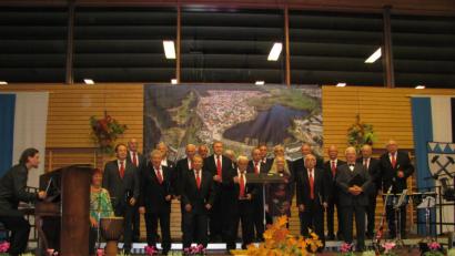 Bild: sei
Der Liederkranz Weiherhammer begrüßt die Gäste mit: "Es zieht unser Lied um die Welt".