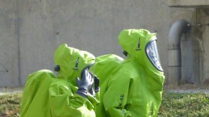 Bild: mfh
Die Arbeit in Chemikalien-Schutzanzügen erfordert einiges Training.