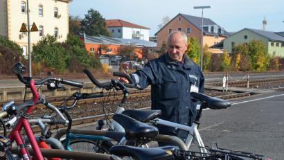 Bild: spw
Kontrollgang am Bahnhof: Dort schaut der 70-Jährige, ob die Räder versperrt sind. Der Diebstahl von Fahrrädern ist in den vergangenen Monaten zurückgegangen, sagt die Amberger Polizei.