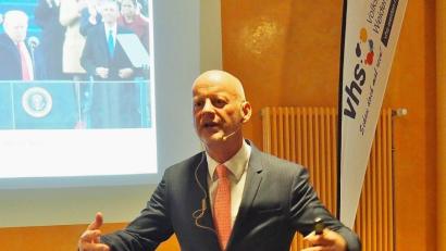 Bild: Bühner
Die VHS-Aula platzt aus allen Nähten, so groß ist das Interesse am Vortrag von Professor Stephan Bierling über Donald Trump