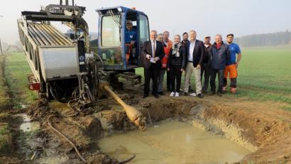 Bild: Hirsch
Oberbürgermeister Andreas Feller (links) ließ sich die Technik des neuen Spülbohrverfahrens erklären.