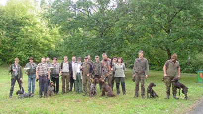 Bild: hrö
Hundeobmann Andreas Schiedlowsky und Vorsitzender Wolfgang Schinner (Siebter und Achter von links) gratulieren den Jägern zur bestandenen Prüfung ihrer Vierbeiner.