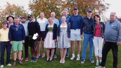 Bild: bö
Sie sind die Besten des Oktoberfestturniers beim Golf- und Landclub in Schmidmühlen. Den Siegern gratulierten Präsident Harald Thies (Dritter von links) und Spielführer Reinhold Scharl (rechts).