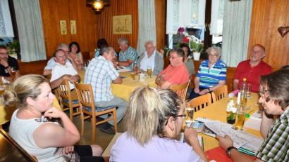 Bild: fjo
Allerhand Kurioses, Amüsantes und beinahe Vergessenes erfahren die Waidhauser Heimatkundler um ihren Chef Andreas Ringholz (rechts) bei einem Abend über die Heimat.