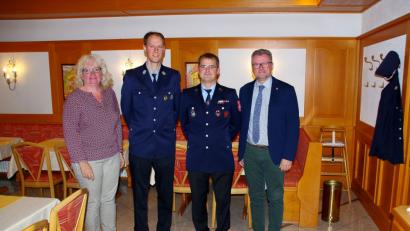 Bild: müb
Nach der Wahl bei der Feuerwehr Großalbershof (von links): Verwaltungsfachwirtin Gabriele Wagemann, Kommandant Alexander Luber, Stellvertreter Michael Gebhard und Bürgermeister Michael Göth.