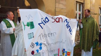 Bild: sön
"Mia san Minis“ war auf der „Fahne“ der Ministranten aus Ebermannsdorf/Pittersberg zu lesen, die Pfarrer Gerhard Pöpperl (rechts) mit Pater Christian Liebenstein vorstellte.