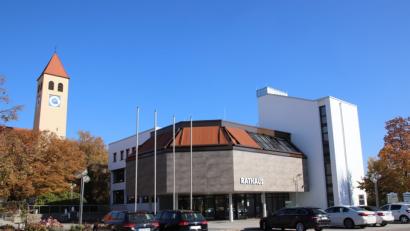 Bild: Thomas Dobler
Das Schwarzenfelder Rathaus wurde ein Jahr lang energetisch saniert. Am kommenden Sonntag ist dort ein Tag der offenen Tür, bei dem vor allem die beiden neugestalteten Sitzungssäle im Mittelpunkt des Interesses stehen dürften.