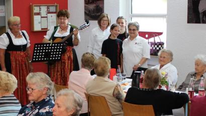 Bild: njn
Angenehme Stunden erlebten die Senioren im Rot-Kreuz-Haus. Für Musik sorgte der "Josephshofer Hausgesang" mit (von links) Edeltraud Frank und Christa Böhm. Organisiert wurde der Nachmittag von (von rechts) Monika Zimmerer mit Unterstützung des Jugendrotkreuzes mit Melanie Schultes und Laura Stahl sowie Luise Lehner.