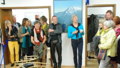 Bild: sche
Vernissage mit Maler Maximilian Ostermann und Laura Gräfenhahn (Bildmitte).