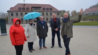 Bild: ehi
Christa Schikorra (Zweite von links) und Jörg Skriebeleit (rechts) führten die Bundestagsabgeordneten Marianne Schieder, Thomas Hacker und Erhard Grundl (von links) durch die KZ-Gedenkstätte Flossenbürg.