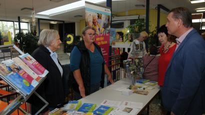 Bild: gf
Beim Eröffnungsrundgang durch den Gesundheitstag informieren sich die Bürgermeister (von rechts) Hermann Böhm und Gertrud Weigl auch am AOVE-Stand mit Waltraud Lobenhofer und Siegrid Böhm über deren Angebote zum Thema „Alt werden zu Hause“.