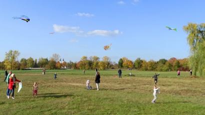 Bild: Dobmeier
Trotz flauem Wind schafften es viele Drachen in die Lüfte zur Freude der Kinder beim Drachenfest der Krumpes-Siedler.