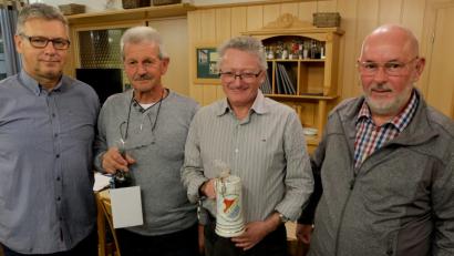 Bild: le
Ehrungen treuer Mitglieder stehen im Mittelpunkt der Jahreshauptversammlung des Clubs „Unter uns". Von links: Kassier Gerhard Schaller, Hermann Sommer, Helmut Spickenreuther und Vorsitzender Siegfried Schuller.