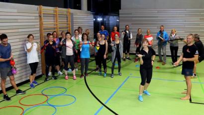 Bild: mef
Übungsleiterin Anja Helgert (vorne) stellt den neuen Kurs HIIT (High Intensity Interval Training) vor.