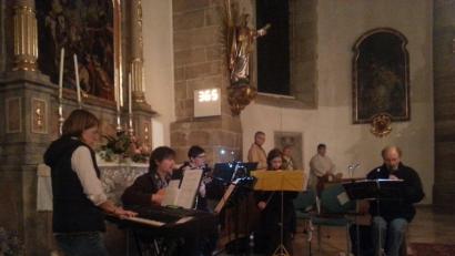 Bild: kia
Birgit Kneidl (Keyboard), Robert Baier (Gitarre), Birgit Brunner (Querflöte), Franziska Baier (Geige und Oboe) und Hans Schweizer (Blockflöten, von links) gestalten den Gottesdienst musikalisch.