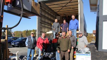 Bild: frd
Unter anderen mit einem Gabelstapler (links im Bild) wurden die verschiedenen Hilfsgüter auf den Lastwagen geladen. Am Dienstag machten sich die Mitglieder des Vereins "Humanitäre Hilfe für die Ukraine" auf den langen Weg.