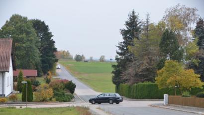 Bild: dob
In der Oberlinder Straße wird zu oft mit nicht angepasster Geschwindigkeit gefahren, findet zumindest Reiner Hartwig als unmittelbarer Anwohner. Pflanztröge könnten seiner Meinung nach die Raser ausbremsen.