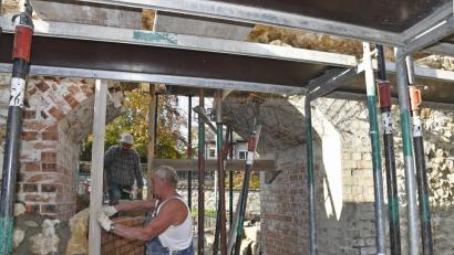 Bild: Petra Hartl
Der Durchlass durch die Stadtmauer muss für den neuen Pioniersteg völlig verändert werden. Deutlich ist zu erkennen, dass er künftig deutlich schräger über dem Stadtgraben liegen wird.