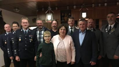 Bild: sl
Josef Beierl (vorne) daneben seine Frau Irmi und Enkel Johannes im Kreise der Vereinsvertreter an seinem 70. Geburtstag im Gasthof Anzer, Oberlind.