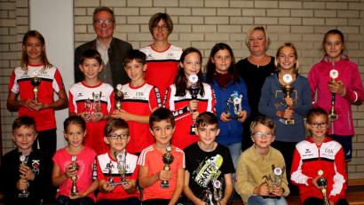 Bild: R. Kreuzer
Mit Pokalen zeichnete Abteilungsleiterin Anka Stangl ihre jungen Leichtathleten für zahlreiche Starts bei Wettkämpfen in der Oberpfalz aus.