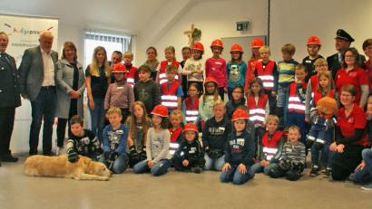 Bild: agr
Feuerwehr-Vorsitzender Georg Schmid (links), das Leitungsteam der Kinderfeuerwehr und die Buben und Mädchen freuten sich über die Spende des Unternehmerehepaars Hans (Zweiter von links) und Gerlinde Fleischmann (Dritte von links).