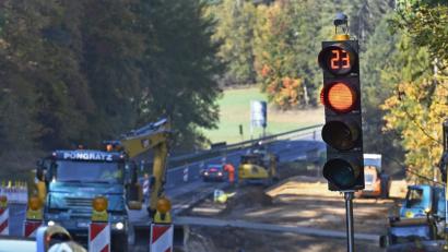 Bild: Petra Hartl
Aufmerksame Autofahrer werden es bemerkt haben: Die Ampel auf der B 85 zählt die letzten 43 Sekunden ihrer Rot-Zeit auf null herunter – man kann sich so auf den Start vorbereiten.
